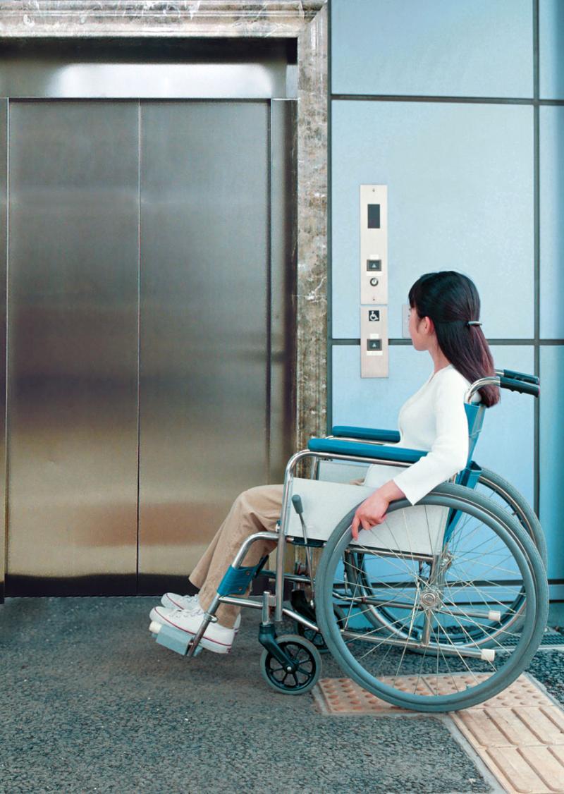 Можно выписать инвалида из квартиры. Лифт для людей с ограниченными возможностями. Пассажирский лифт для инвалидов. Лифт для инвалидов в гостинице. Грузопассажирские лифты для инвалидов.
